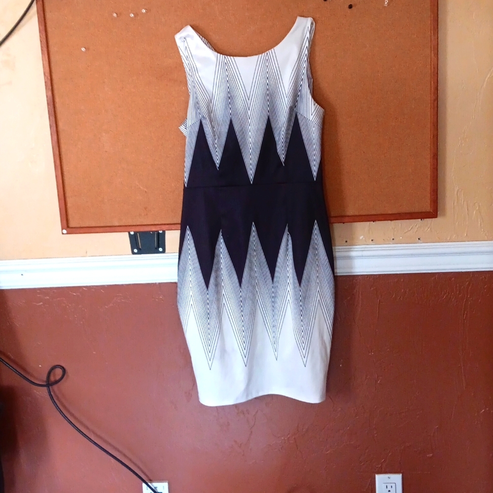 Black and White design midi dress in Size 4-6 (size not listed on dress)
